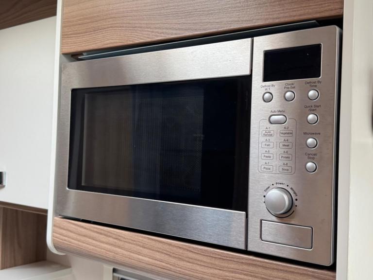 SWIFT ESCAPE 695 - 2017