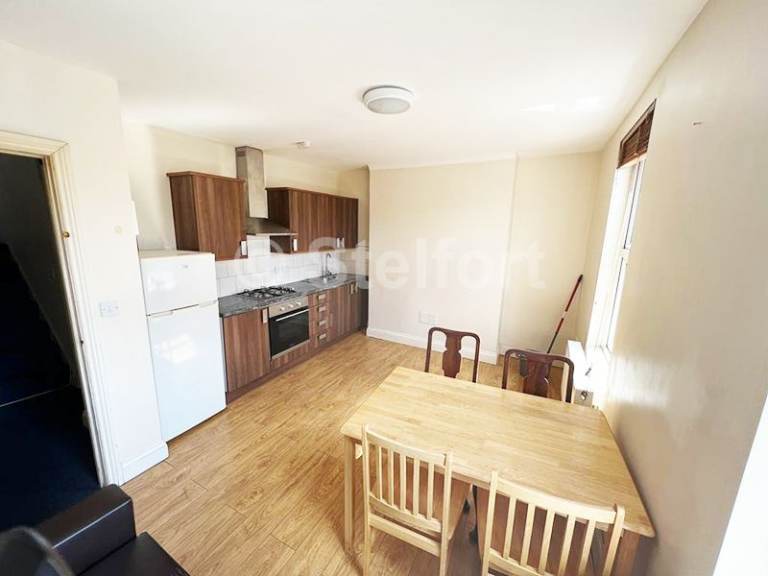 3 bedroom flat in West Ham Lane, London, E15