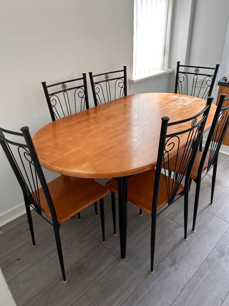 Family table and chair set. 6 chairs 