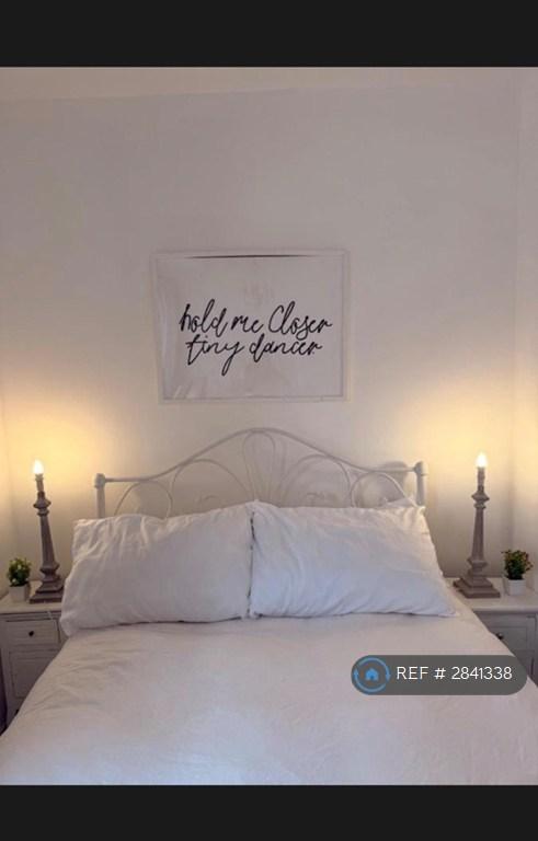 2 bedroom house in Chalk Farm Road, London, NW1 (2 bed) (#2841338)