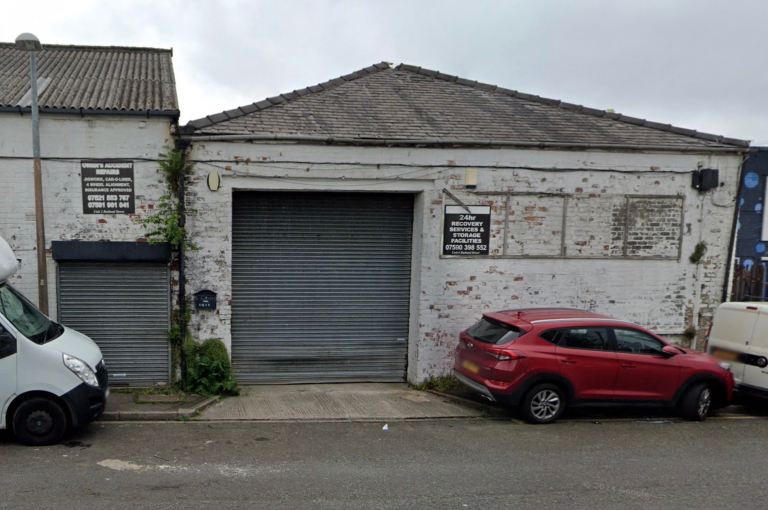 Warehouse, Storage and Motor trader unit ideal for many uses. Manchester M276au