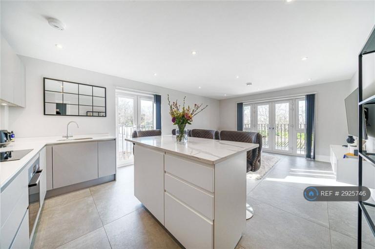 2 bedroom flat in Brandon House, Bushey, WD23 (2 bed) (#2925746)