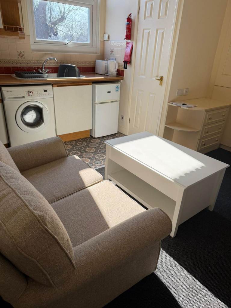 S10 Studio within one minute walk to Sheffield University & Hallamshire Hosp