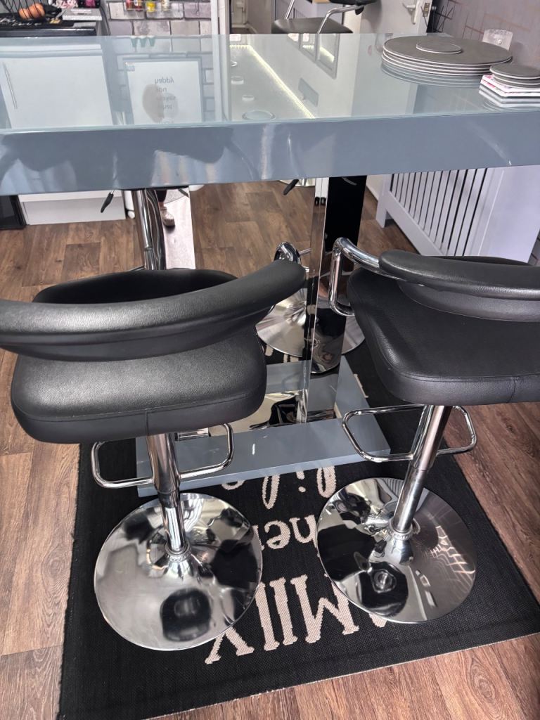 Breakfast bar & stools