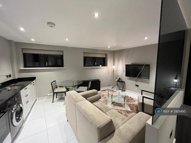 1 bedroom flat in Park Square East, Leeds, LS1 (1 bed) (#2921495)