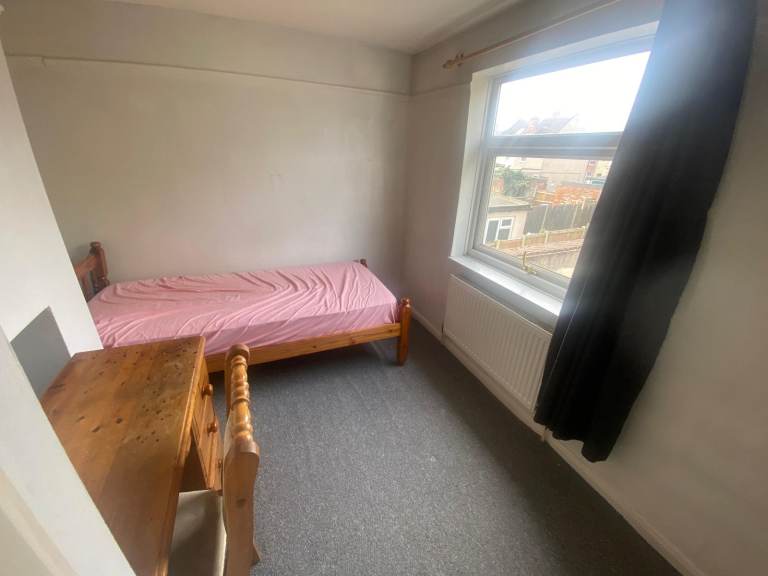  Single Room to Let in Artillery Street
