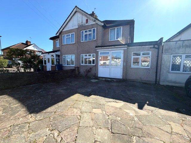 Impressive 4-bedroom semi-detached house available to rent in Harrow, HA3