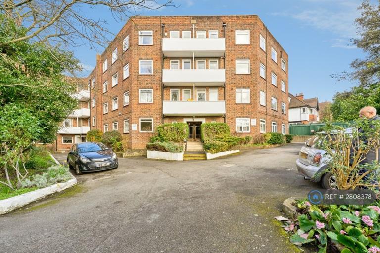3 bedroom flat in Cromwell Court, Kingston Upon Thames, KT2 (3 bed) (#2808378)