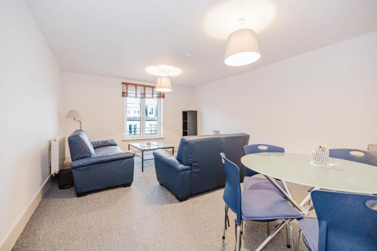 Modern, 2 bedroom apartment with en suite, located in prestigious area – available January