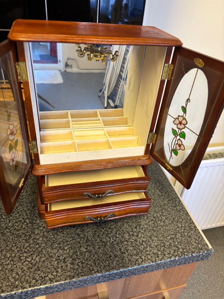 Jewellery cabinet/box