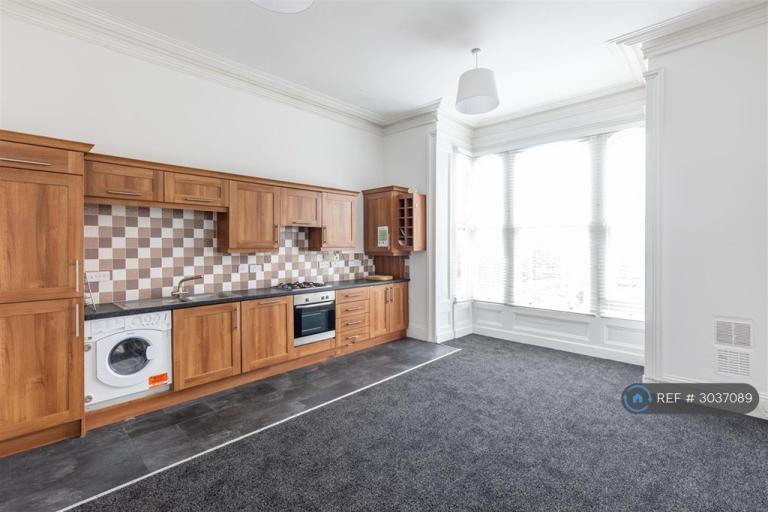 2 bedroom flat in The Oaks, Sunderland, SR2 (2 bed) (#3037089)