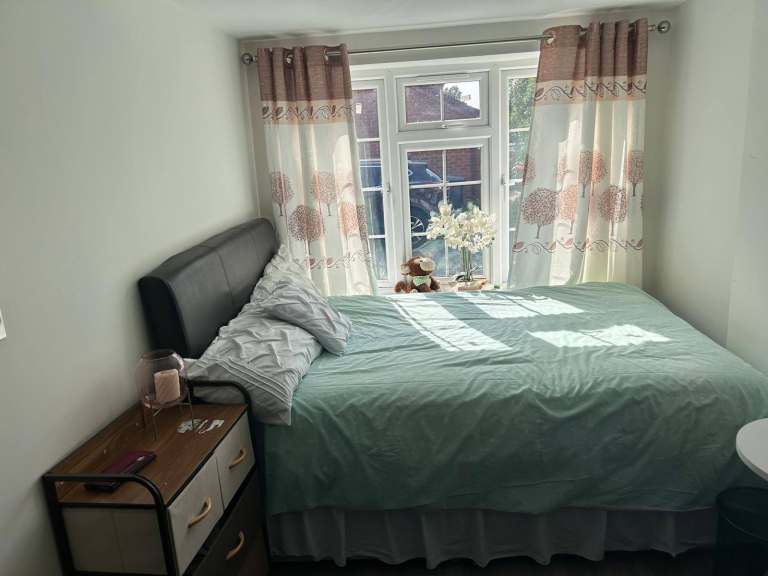 Double room to rent out in Reading Calcot