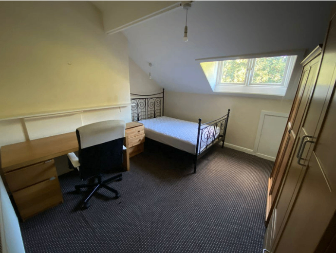 2 Top Floor Rooms Available – Huddersfield