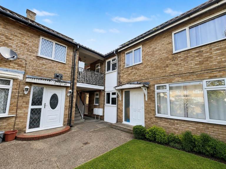 1 Bedroom Ground Floor Flat with Garden - Near Farnham Road