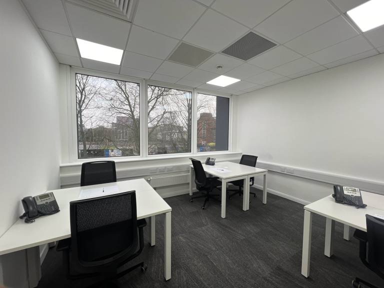Coventry - CV1 2UR \ Office Space for Rent with a 5-Desk Layout