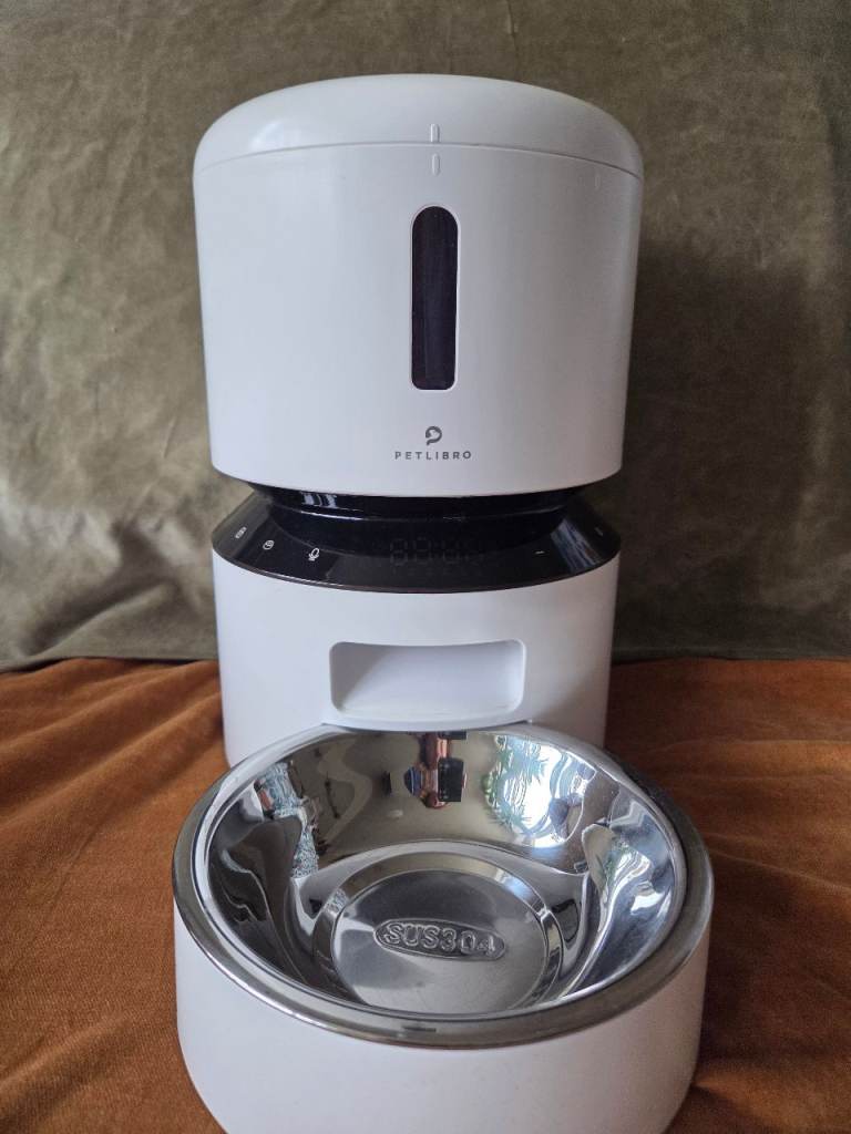 Automatic Cat Feeder. Pet Libro. Great condition. Easy to set-up.