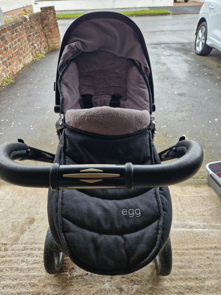 Egg pram car base and carry cot