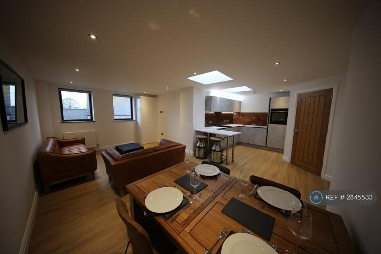 2 bedroom flat in Wood St, Swindon, SN1 (2 bed) (#2845533)