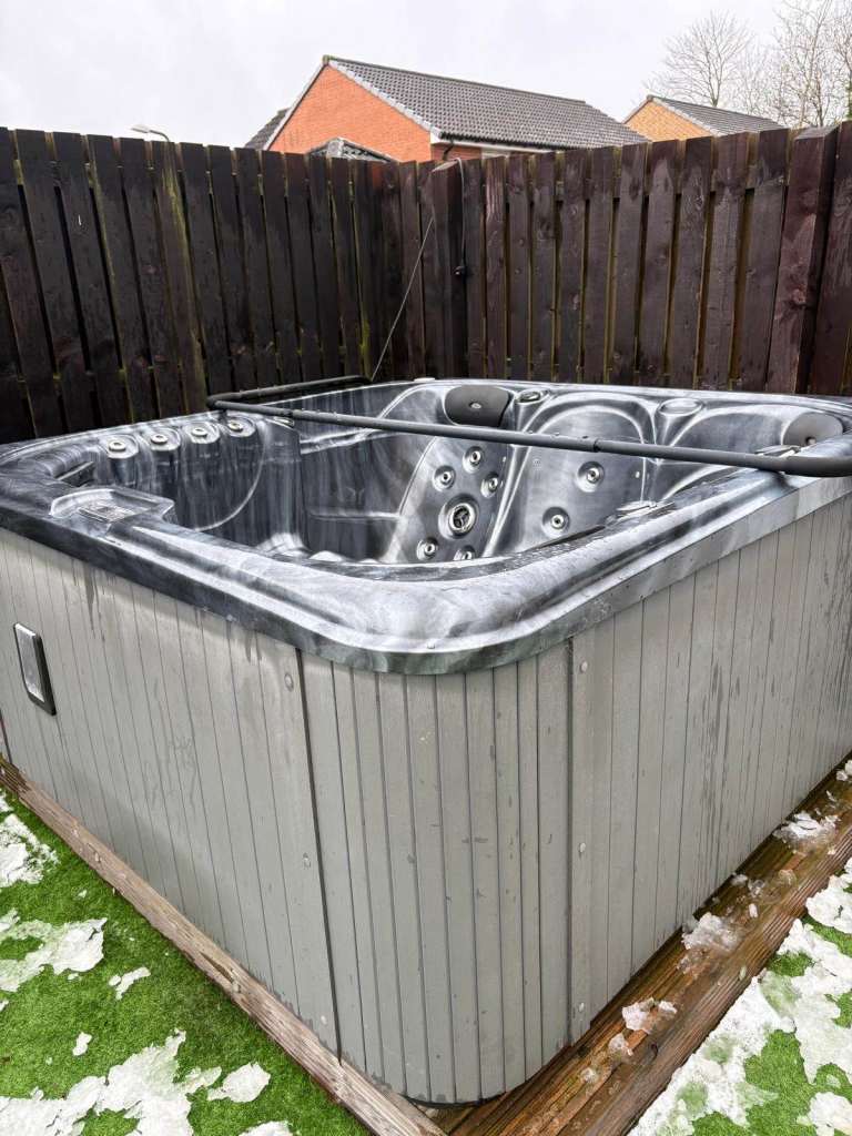 Gecko hot tub - 5 person with lid and steps (decking if required) 