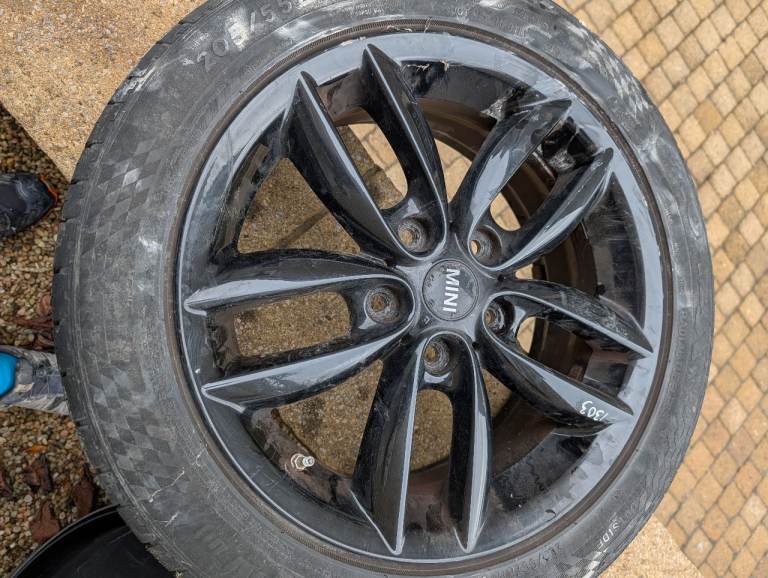Mini countryman alloy wheel and tyre (5 mm)good condiition