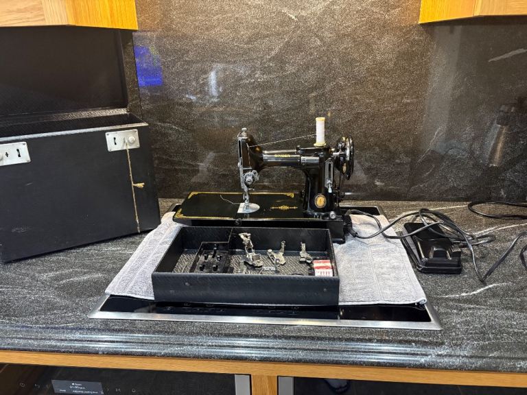 Singer Vintage Electric Sewing Machine No 221K1 Ex. Cond. 