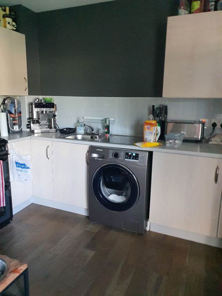 2 bedroom beautiful flat recently floored with solid wood and shutter blinds etc