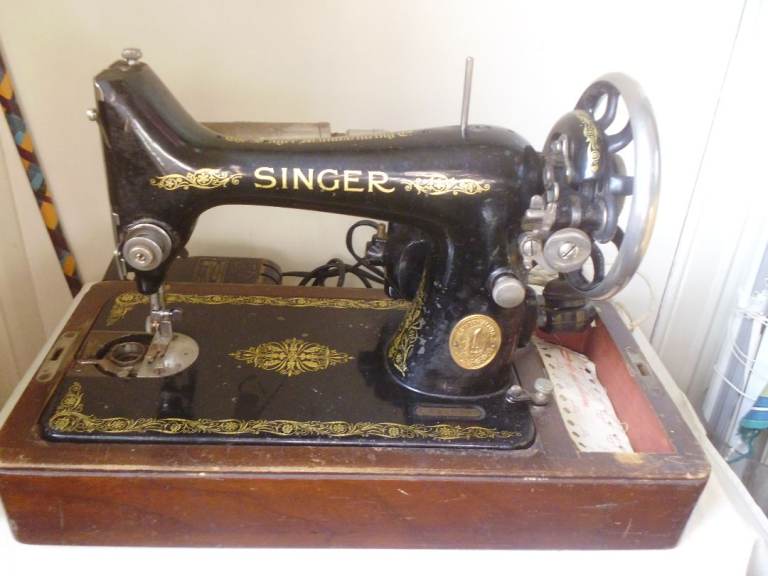 VINTAGE 1924 ELECTRIC SINGER SEWING MACHINE