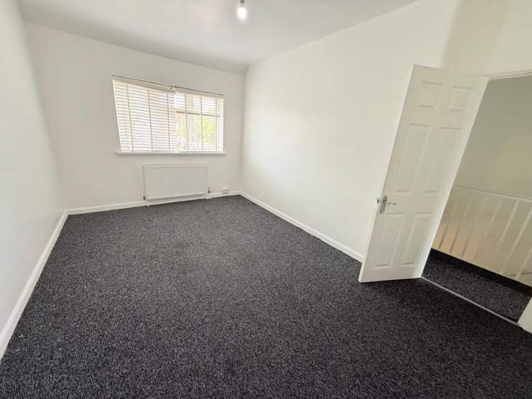  Beautiful 3 bedroom with 2 Receptions Terraced house to Let at Valence Avenue Dagenham, RM8,