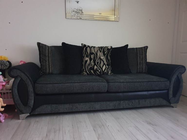 Large 4 seat sofa and cuddle chair with matching curtains – Good Condition