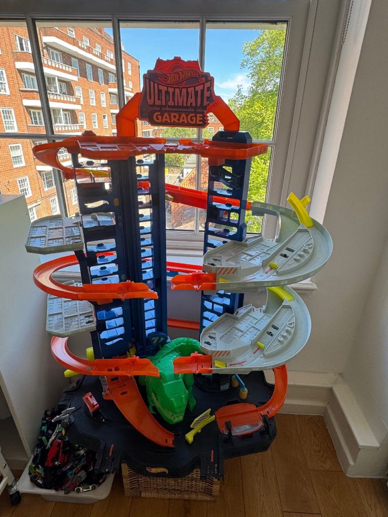 Hot Wheels City Ultimate Garage Playset- pock up only