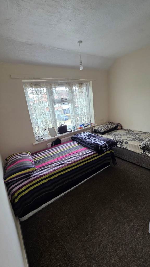 2 Pakistani boys space available in room in shared accomodation
