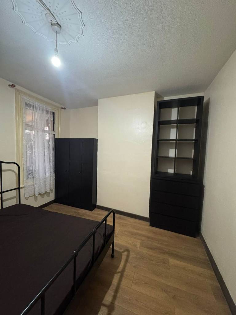 Comfortable single room with a double bed available to rent in Plaistow