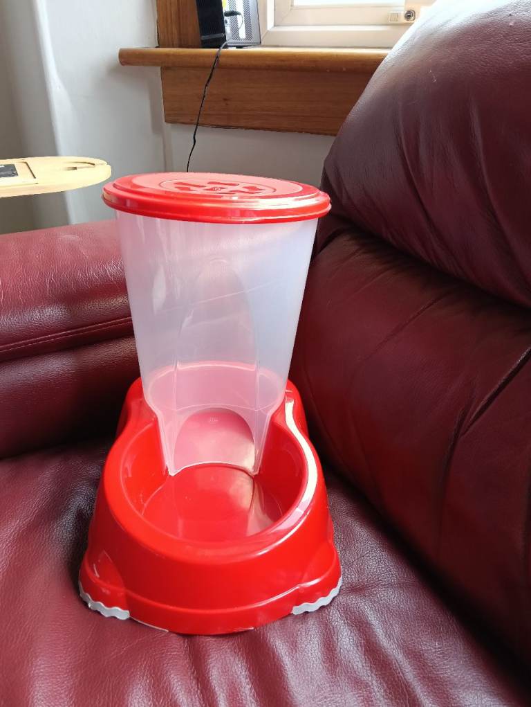 Pet food dispenser 