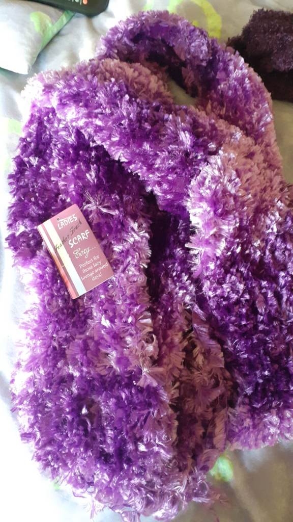Ladies Feather Touch Scarf & Gloves