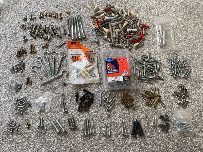 Screws, wall plugs, hooks and fixings