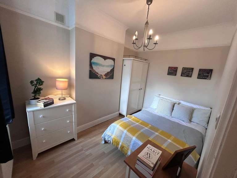 Double Room Centrally located in Sutton
