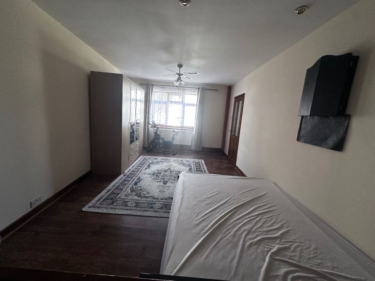 Large king size room available to rent