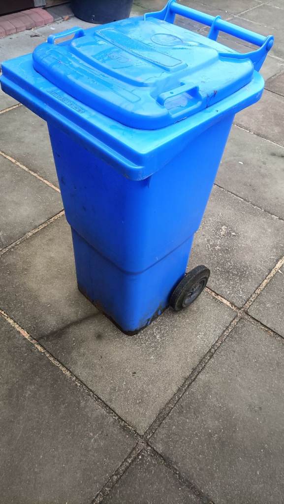 Chicken feed and water bowl food bin