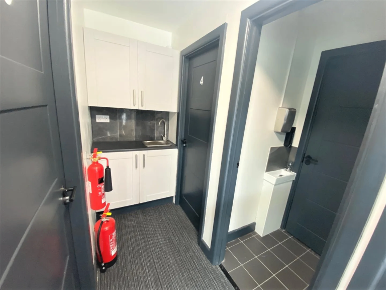 North Leeds-LS17, Private office for 2 people/desks, £350 pcm All-inclusive space LS17 6EB 