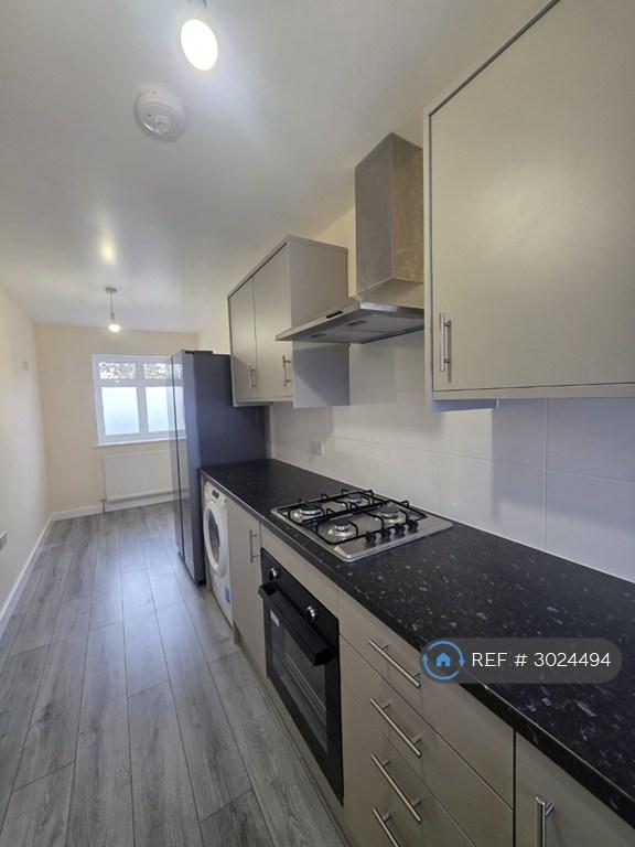 3 bedroom flat in North Circular Road, London, NW2 (3 bed) (#3024494)
