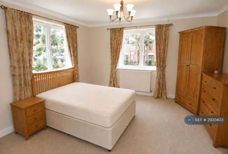 4 bedroom house in Armstrong Road, Egham, TW20 (4 bed) (#2930403)
