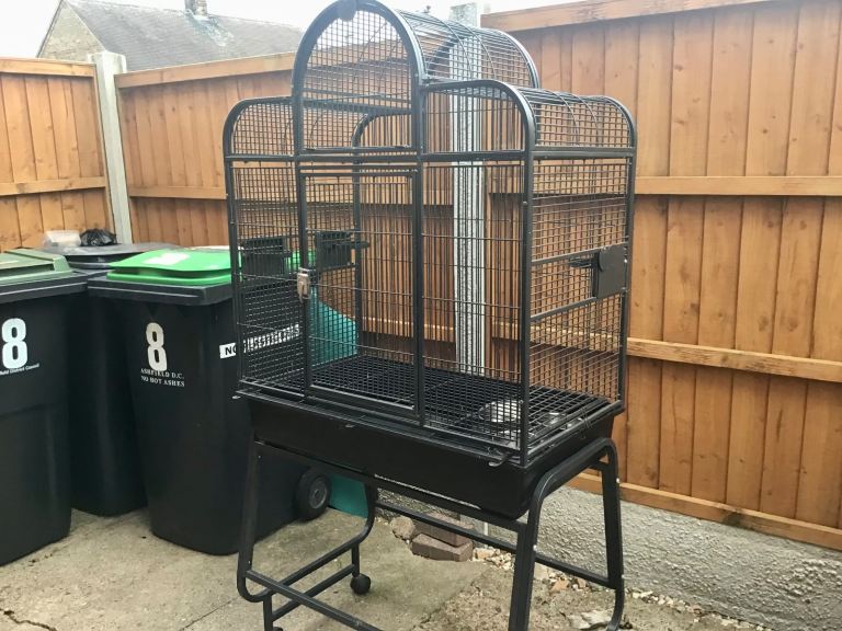 LARGE PARROT/BIRD CAGE