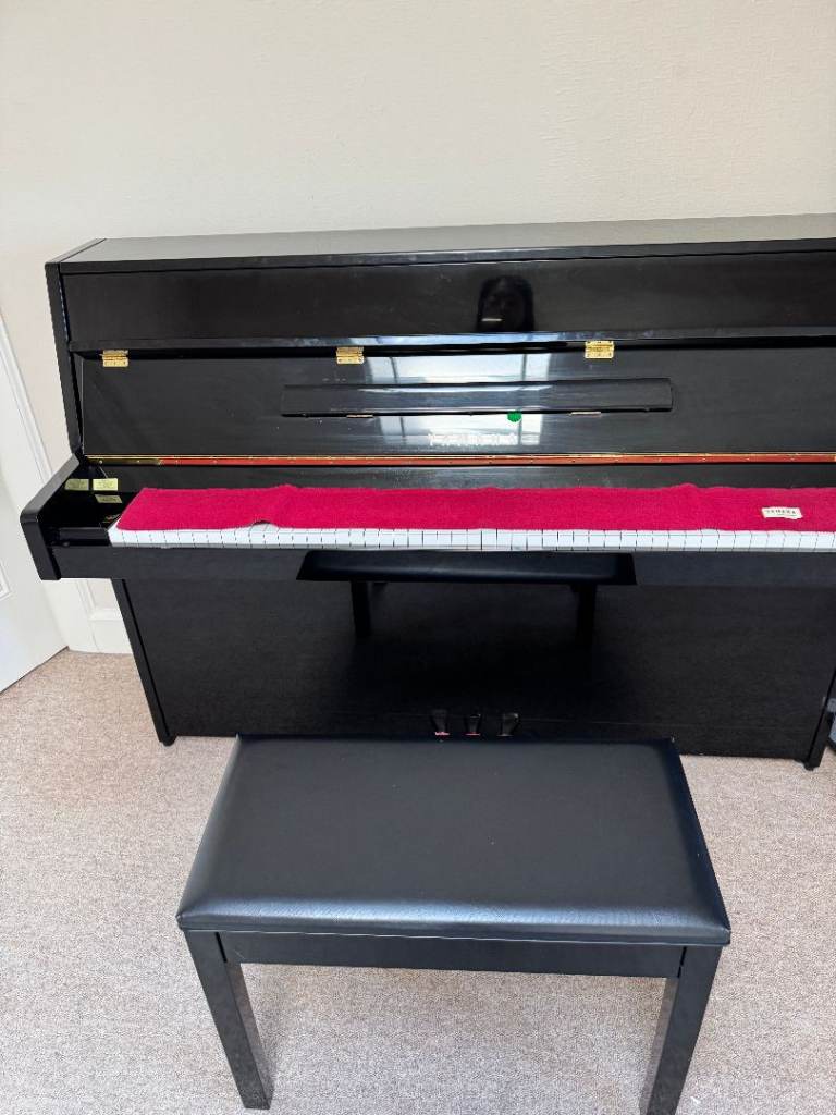 Yamaha LU-90 PE Upright Piano — Polished Ebony — Excellent Condition