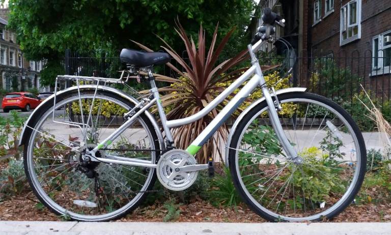 ACTIVE Like New Ladies Womens Bike Step Through Frame Modern and Handy Bicycle