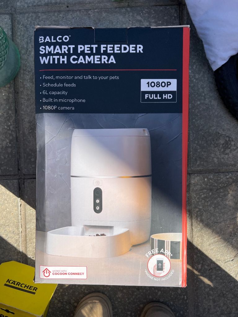 Pet feeder with camera 