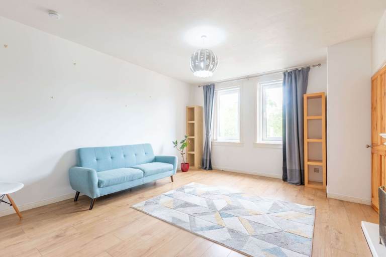 Large, 3 bedroom (not HMO), 2nd floor flat in Gorgie – available July 