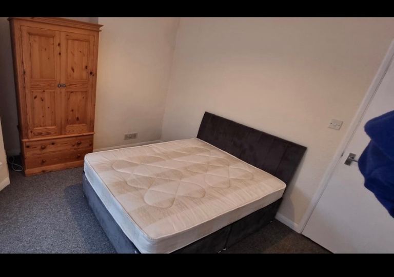 DOUBLE BEDROOM to Share in a Fully Furnished Flat