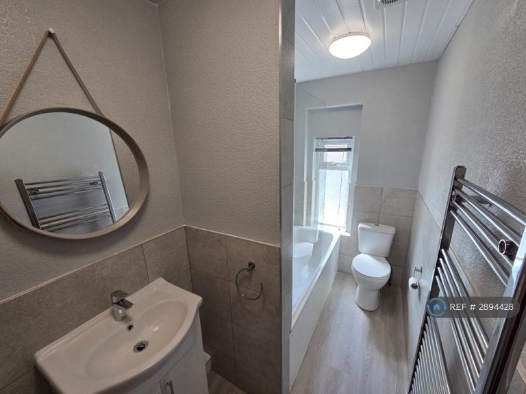 1 bedroom flat in Semilong Road, Northampton, NN2 (1 bed) (#2894428)