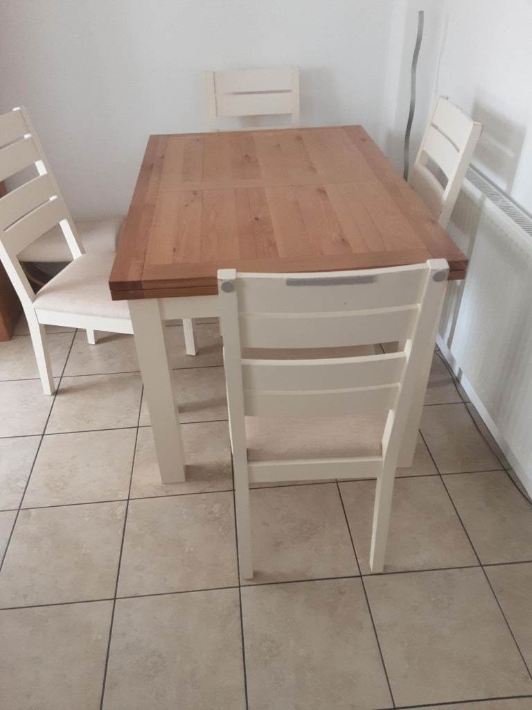 Extending tzble and 4 chairs