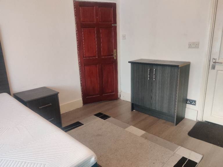 Self Contained Double bedroom available to Rent in Hounslow TW46AP 
